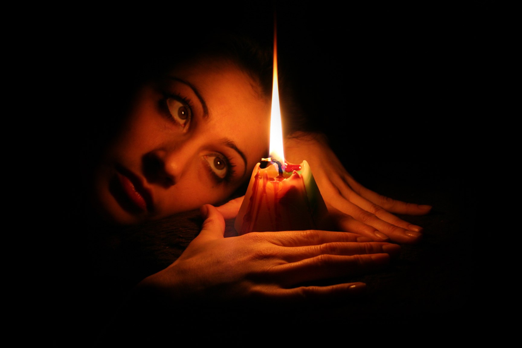 Почему плачет свеча. Человек со свечой. Девушка со свечой. Свет от свечи. Свет от свечей на человеке.