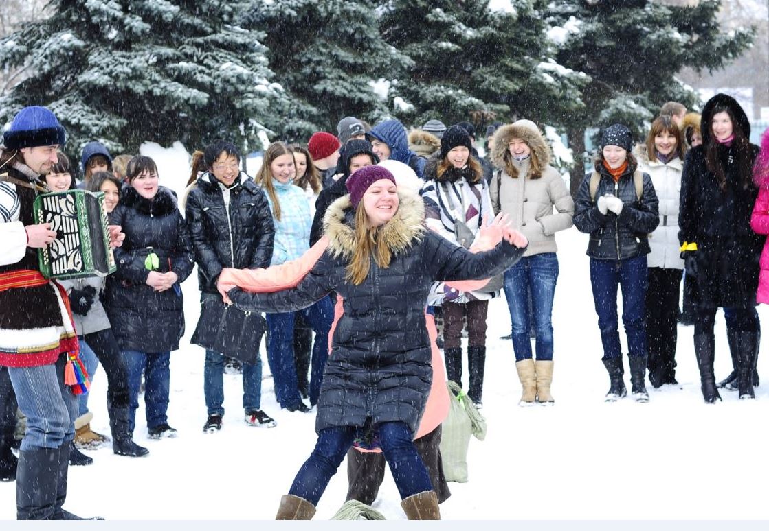 В татьянин день студенты устраивали по традиции. Студенты зимой. Студенческие гуляния. Празднование дня студента. Зимний праздник студентов.