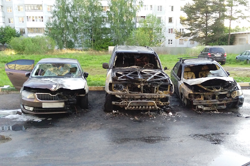 в смоленске за ночь сгорело три машины