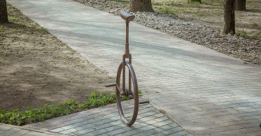 памятник моноциклу в Смоленске