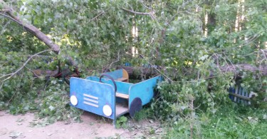 детская площадка на королевке в Смоленске. Деревья после урагана упали