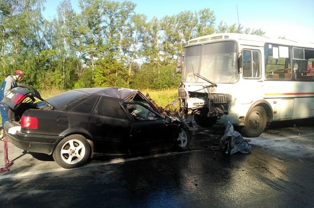 В ДТП с рейсовым автобусом в Смоленске погиб водитель