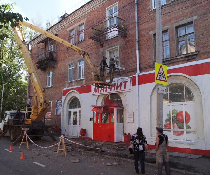 в центре Смоленска обвалился балкон