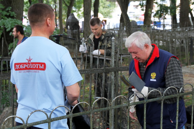 «Доброхоты» благоустроили кладбище «Клинок» в Смоленске