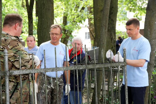  «Доброхоты» благоустроили кладбище «Клинок» в Смоленске