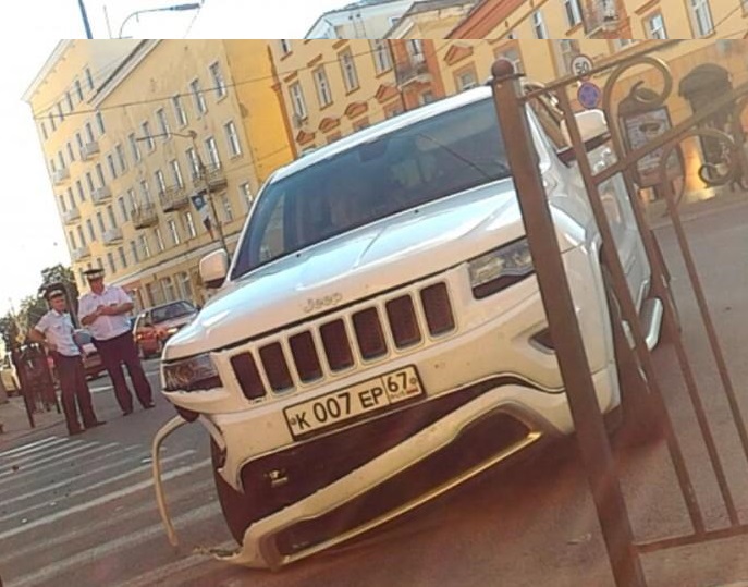 В Смоленске депутатский джип врезался в машину такси