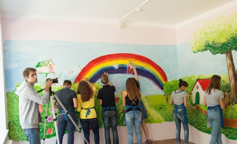Волонтёры расписали стены в детском доме в Ярцево