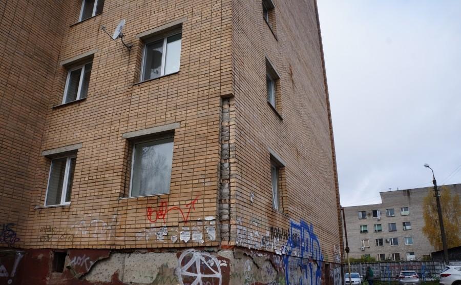 Дом рядом с хлебокомбинатом в Смоленске разваливается
