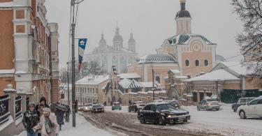 Выпавший ночью снег вызвал транспортный коллапс в Смоленске