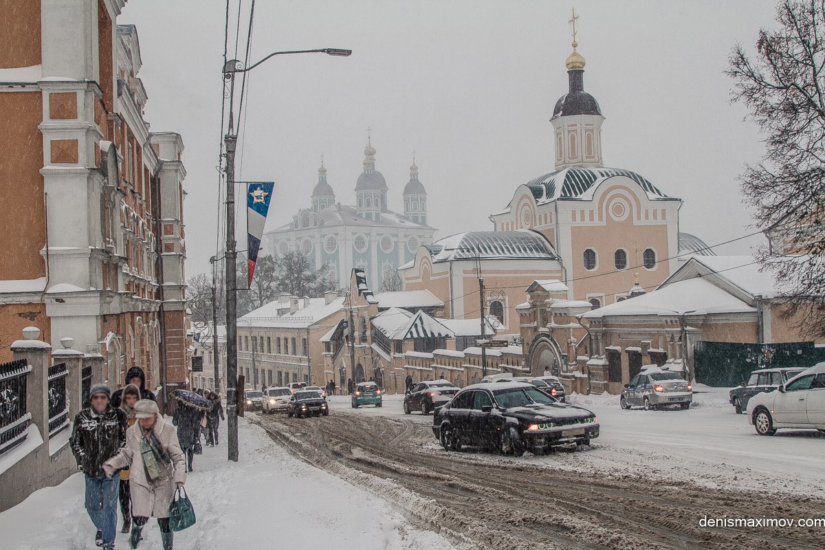 Выпавший ночью снег вызвал транспортный коллапс в Смоленске