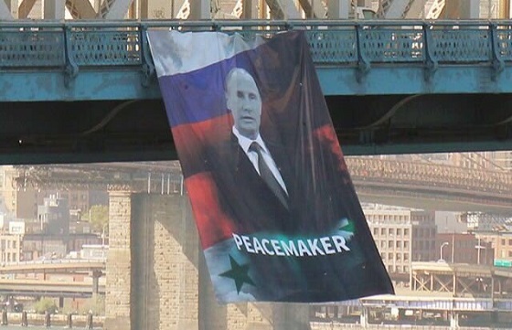 Неизвестные повесили на Манхэттенском мосту огромный банер с Путиным и флагами России и Сирии, а также надписью “Миротворец”. Он так провисел несколько часов, после чего был снят полицией.