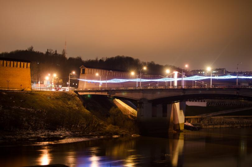 гирлянда на мосту в Смоленске