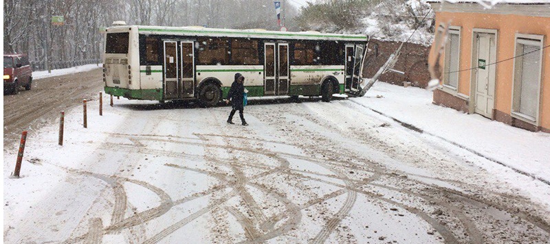 В Смоленске автобус перекрыл Большую Советскую