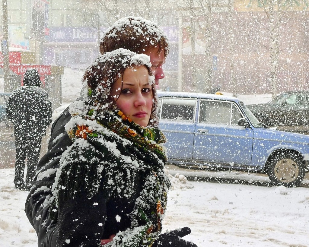 Музыка первого снег. Человек в снегопад. Люди зимы. Люди на улицах города зимой. Люди в городе зимой.