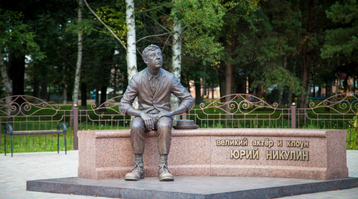 Юрий Никулин, памятник в Демидове
