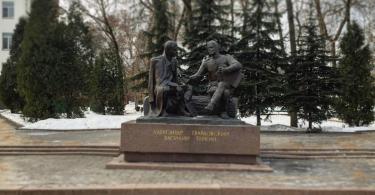 в Смоленске наклонился памятник Твардовскому и Тёркину