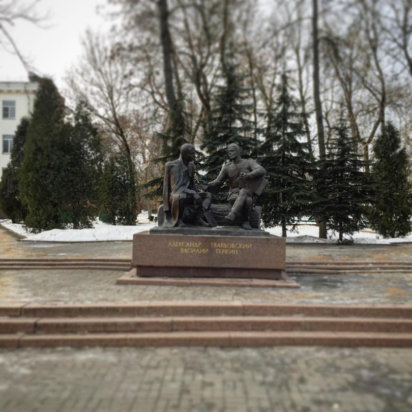 в Смоленске наклонился памятник Твардовскому и Тёркину