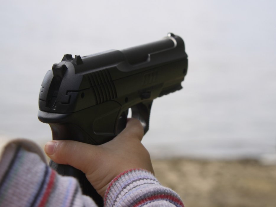 Ребенок и пистолет