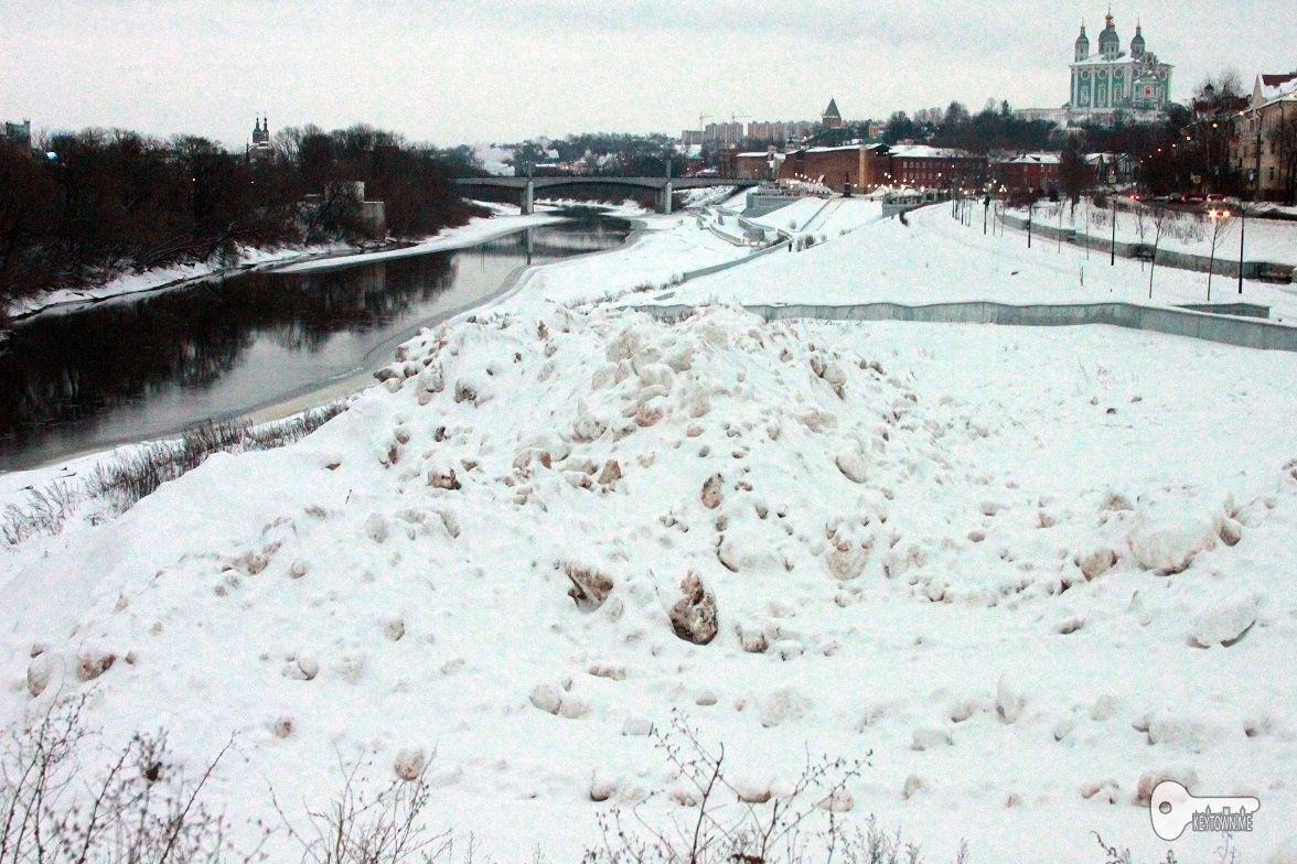 В Смоленске снег из города свозят на набережную
