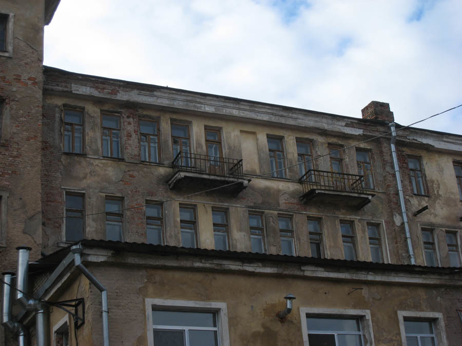 Балконные несущие конструкции пришли в аварийное состояние. На балкон можно было выйти два раза — по количеству балконов на фасаде.