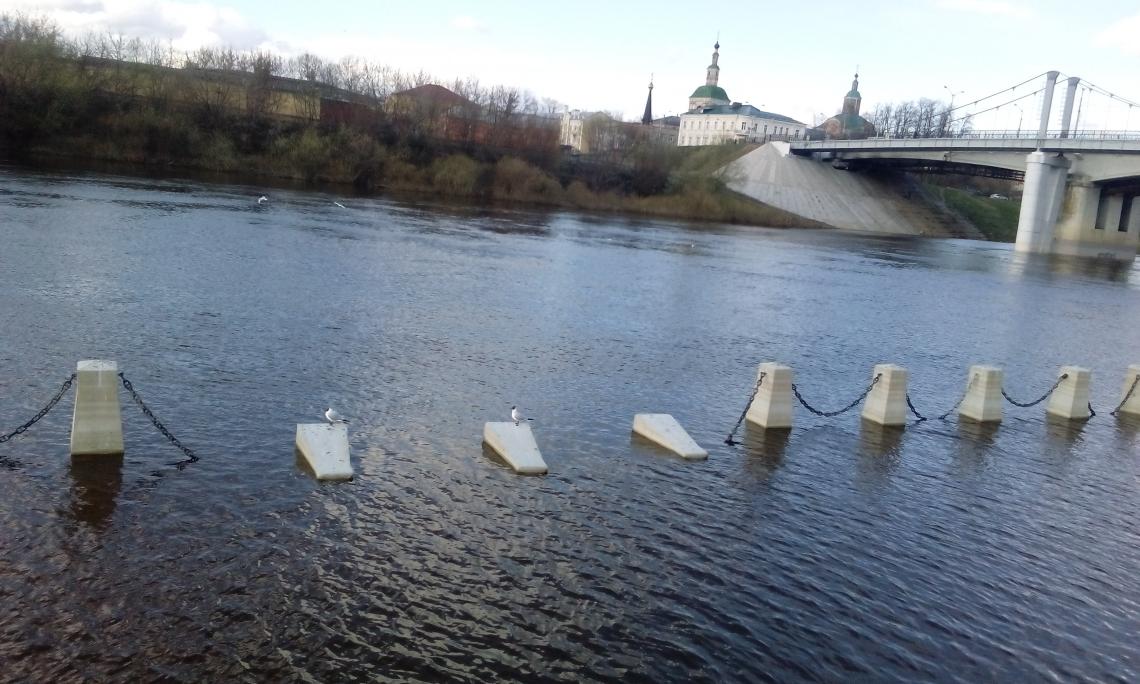 Смоленск нет воды сегодня. Набережная в Смоленске затопило. Днепр затопил набережную в Смоленске. Смоленск потоп набережная. Паводок Днепра.