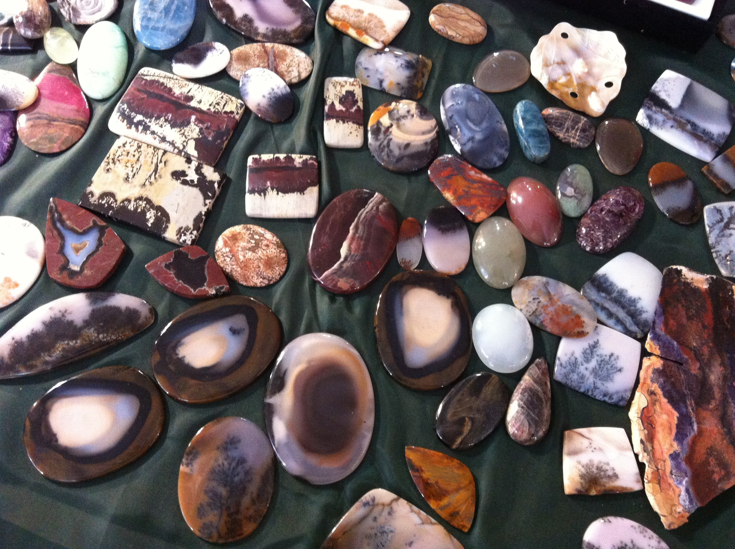 9 самоцветов. Выставка камней. Выставка натуральных камней. Удивительный мир камней. Самоцветы камни.