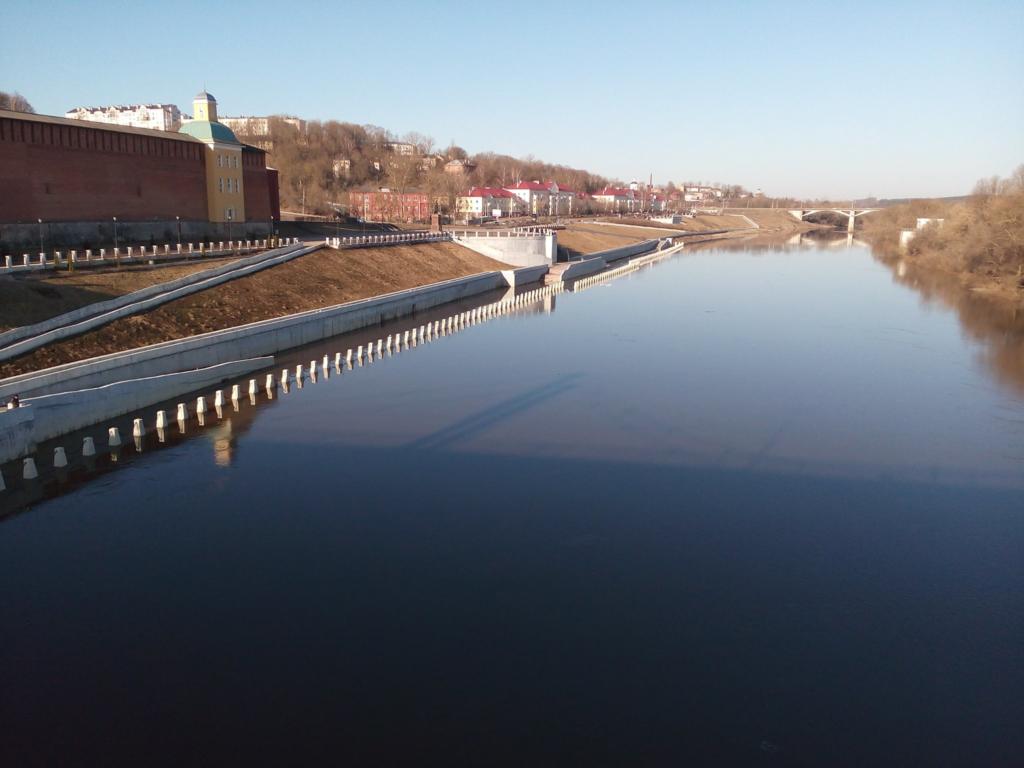 Уровень воды в днепре смоленск сегодня. Смоленская набережная Смоленск. Разлив Днепра в Смоленске. Набережная в Смоленске затопило. Днепр затопил набережную в Смоленске.